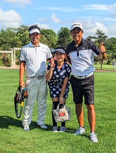 若手ゴルファーへの指導女性